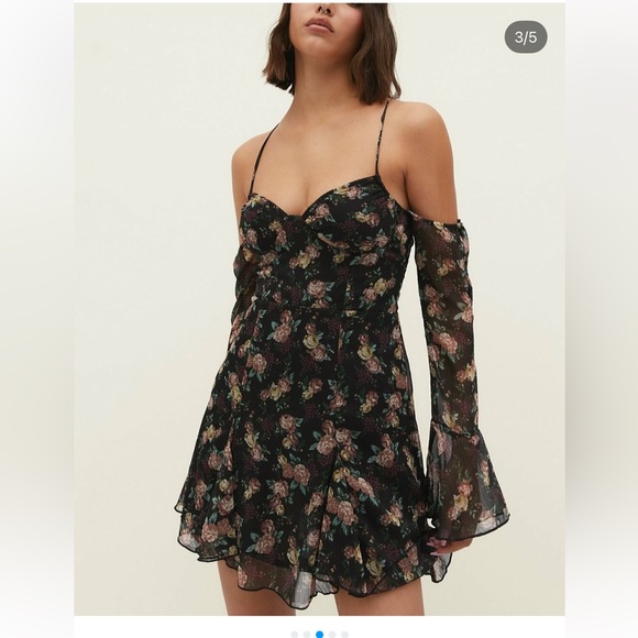 stradivarius Dresses & Skirts - NWT Stradivarius Women's floral dress